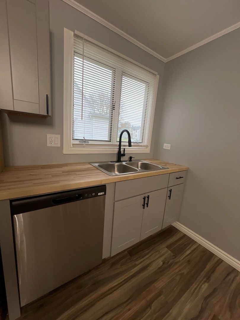 2325 S 11th Avenue, Broadview, IL 60155