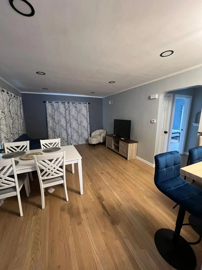 2325 S 11th Avenue, Broadview, IL 60155