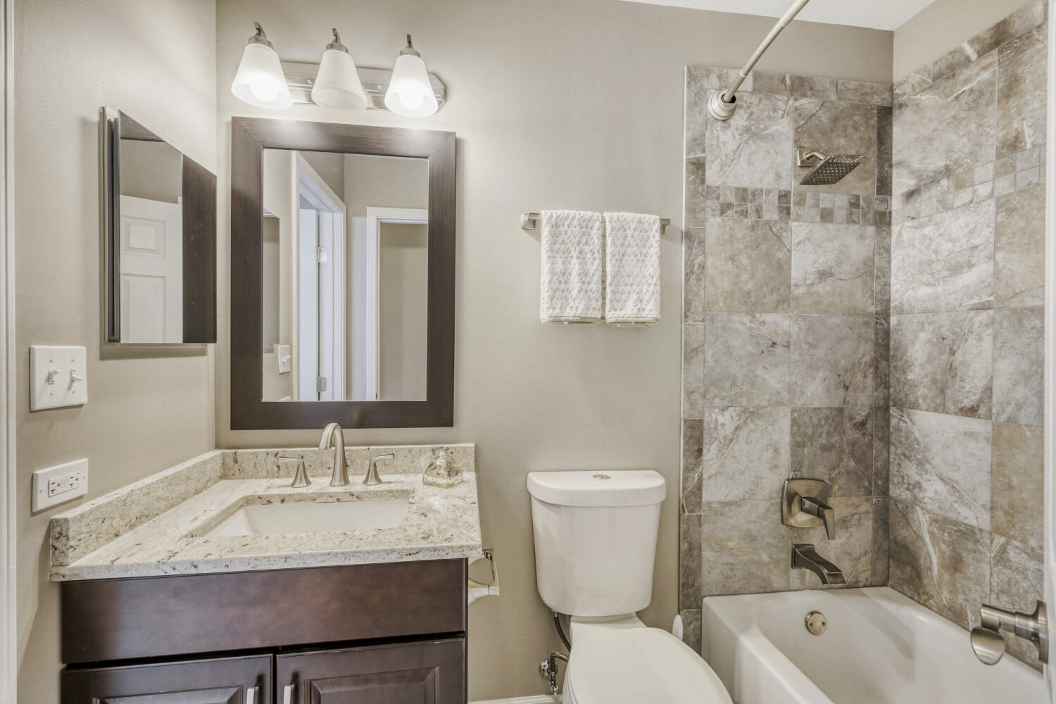 934 Surrey Lane #2, Sleepy Hollow, IL 60118