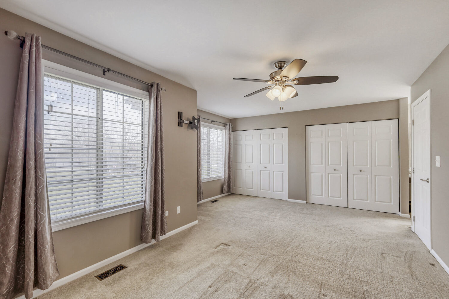 934 Surrey Lane #2, Sleepy Hollow, IL 60118