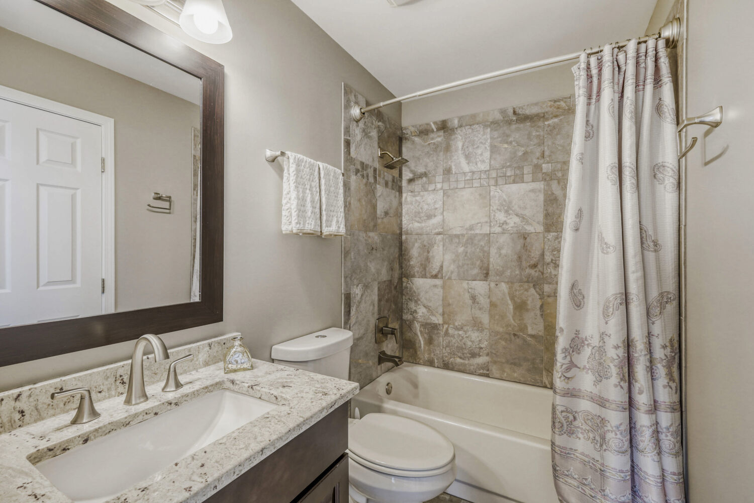 934 Surrey Lane #2, Sleepy Hollow, IL 60118