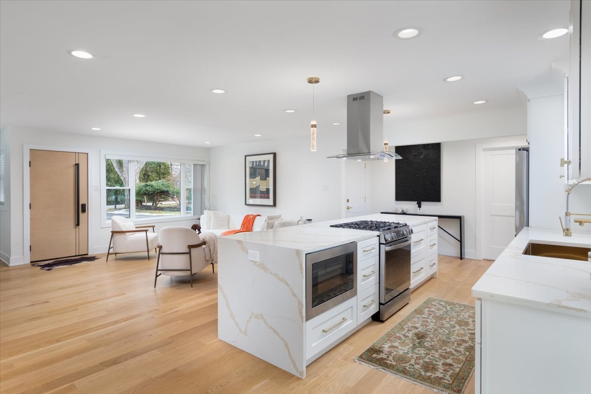 8122 Fairmount Avenue, Downers Grove, IL 60516