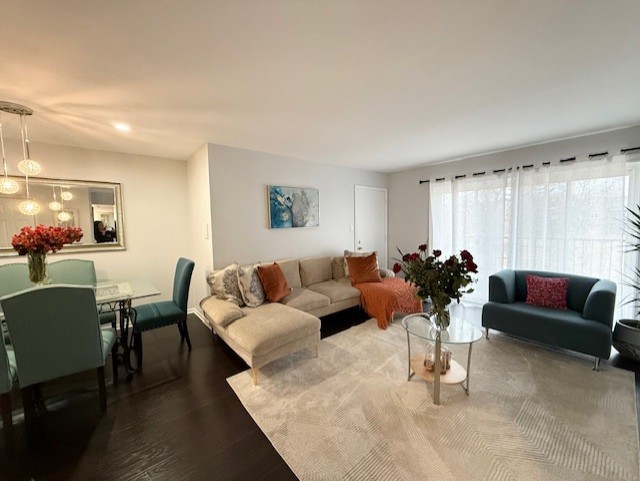 9430 Bay Colony Drive #2N, Des Plaines, IL 60016