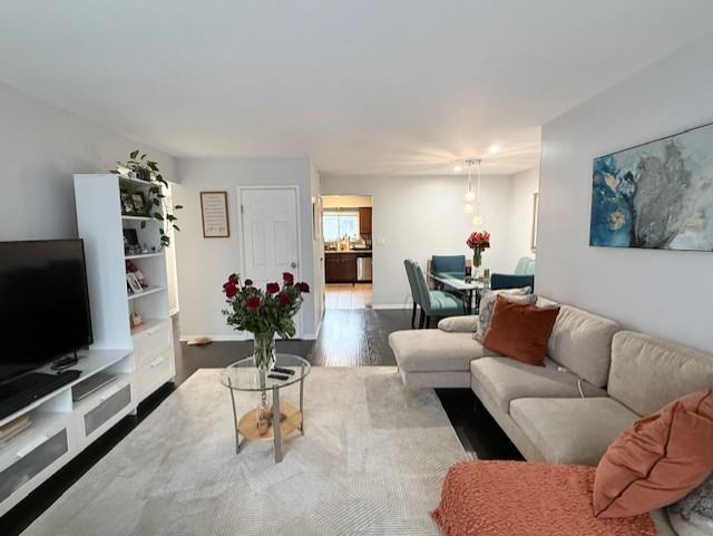 9430 Bay Colony Drive #2N, Des Plaines, IL 60016