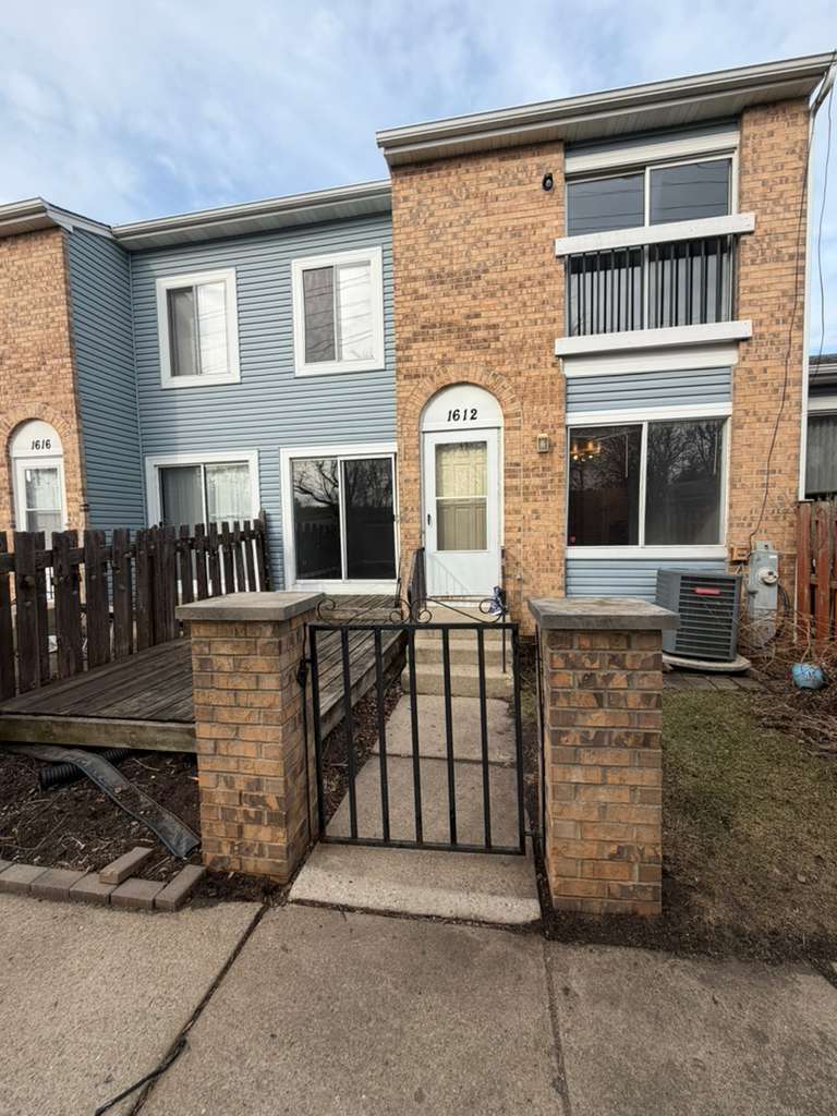 1612 Islandview Court, Hoffman Estates, IL 60169