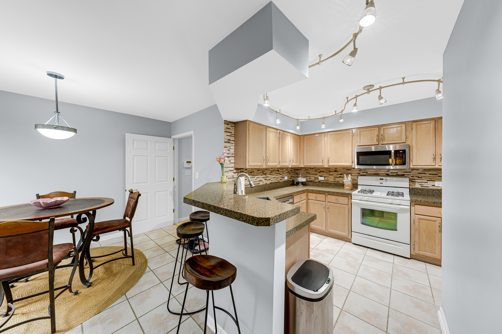 108 Hampton Boulevard, Lake Bluff, IL 60044