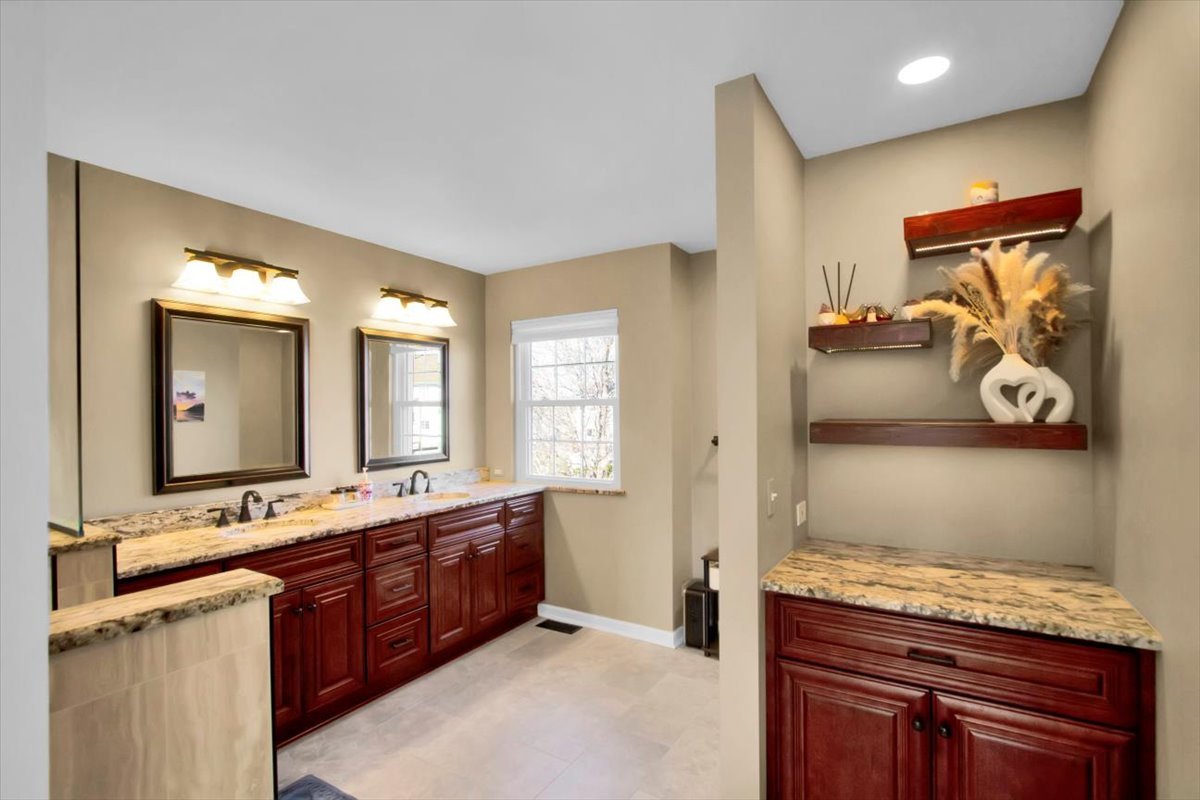 130 Whitehall Court, Grayslake, IL 60030