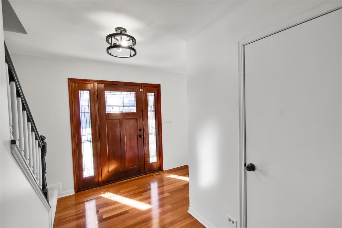 130 Whitehall Court, Grayslake, IL 60030