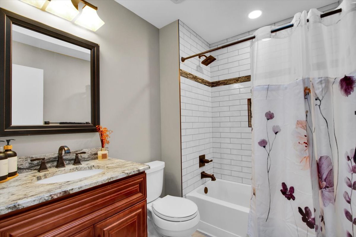 130 Whitehall Court, Grayslake, IL 60030