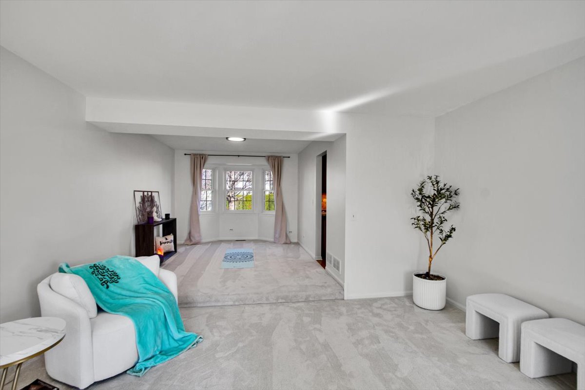 130 Whitehall Court, Grayslake, IL 60030