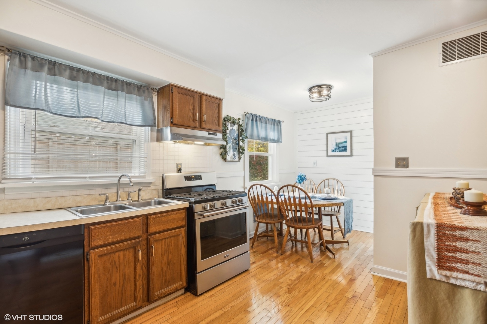 304 Moore Avenue, St. Charles, IL 60174