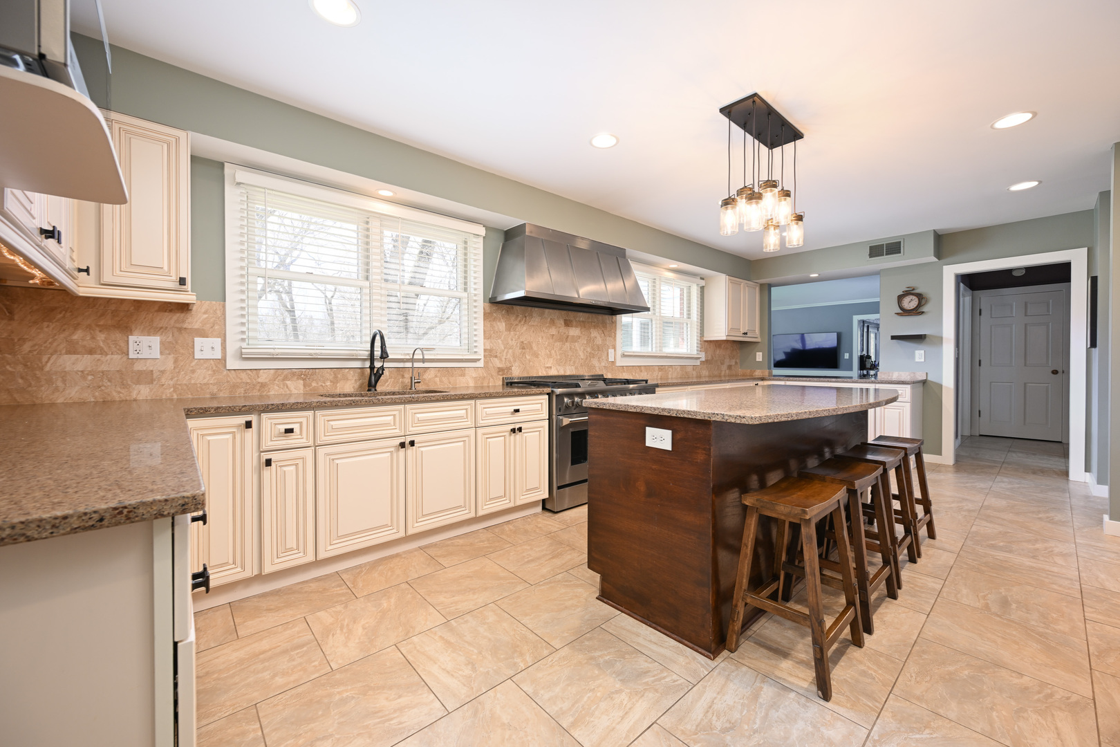 5N300 Powis Road, Wayne, IL 60184