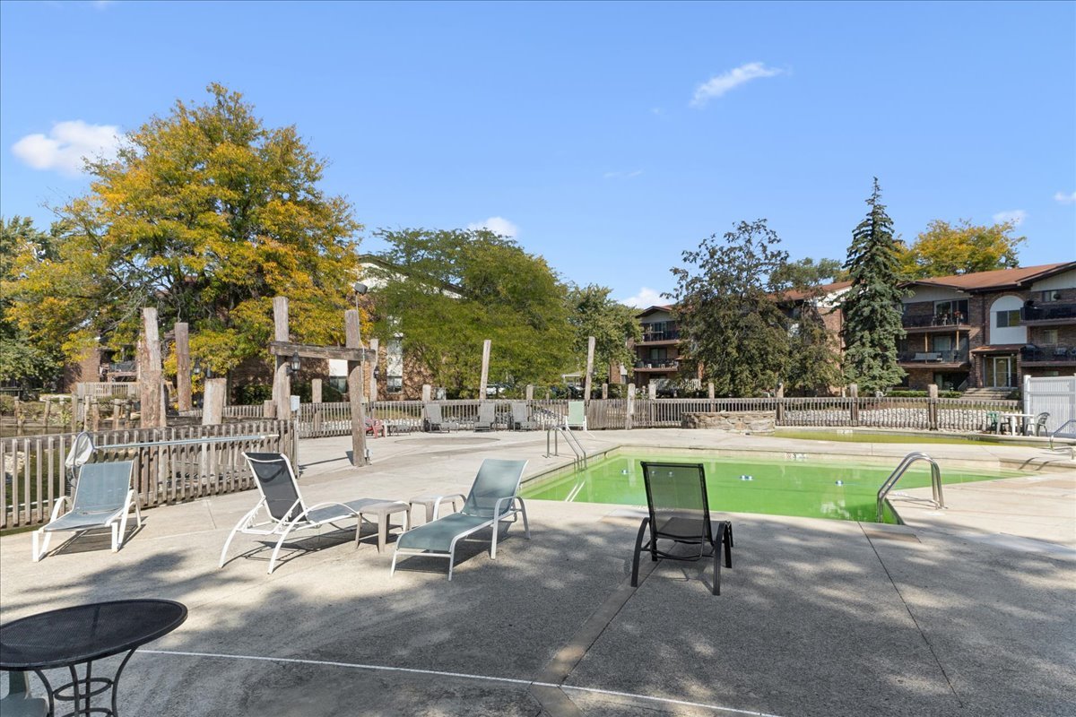 13933 James Drive #816, Crestwood, IL 60418