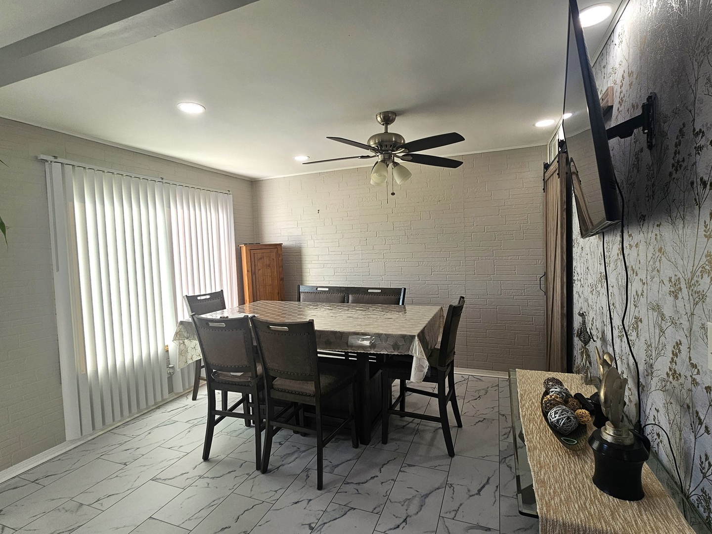 1353 Spring Valley Divide, Carol Stream, IL 60188