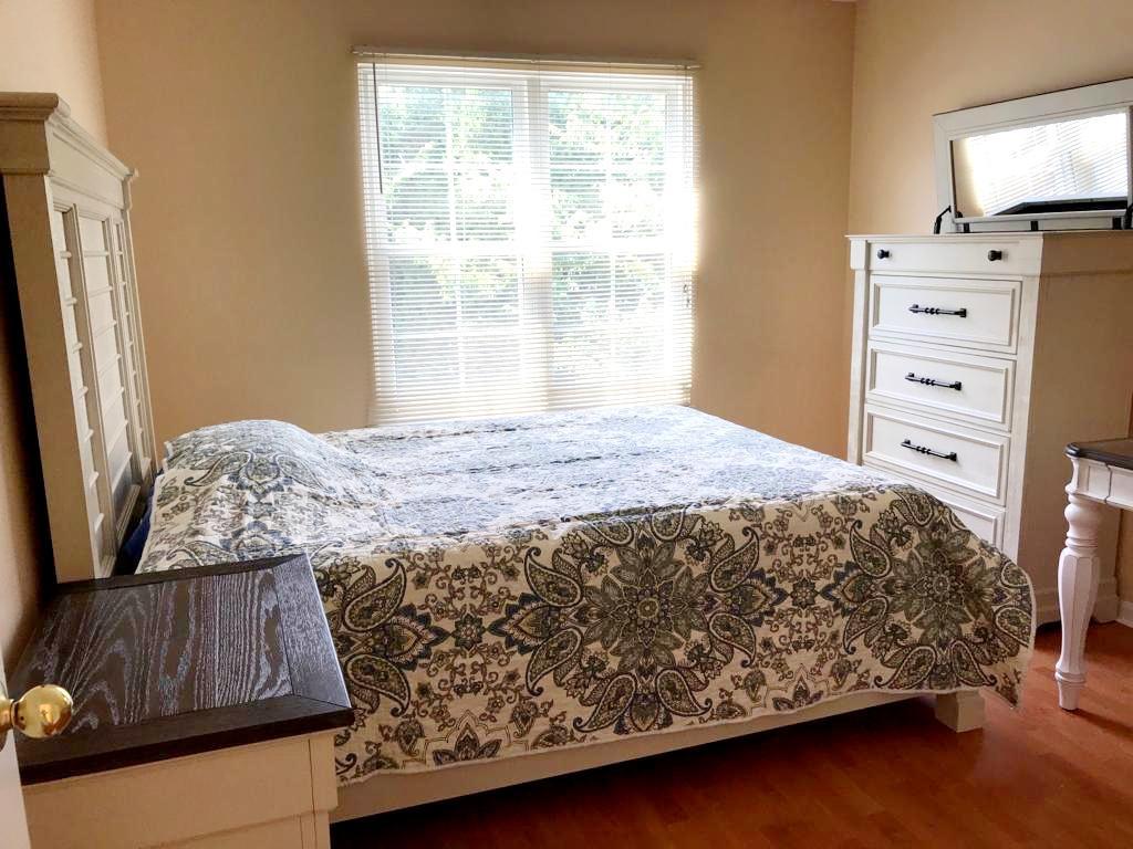 950 Sweetflower Drive, Hoffman Estates, IL 60169