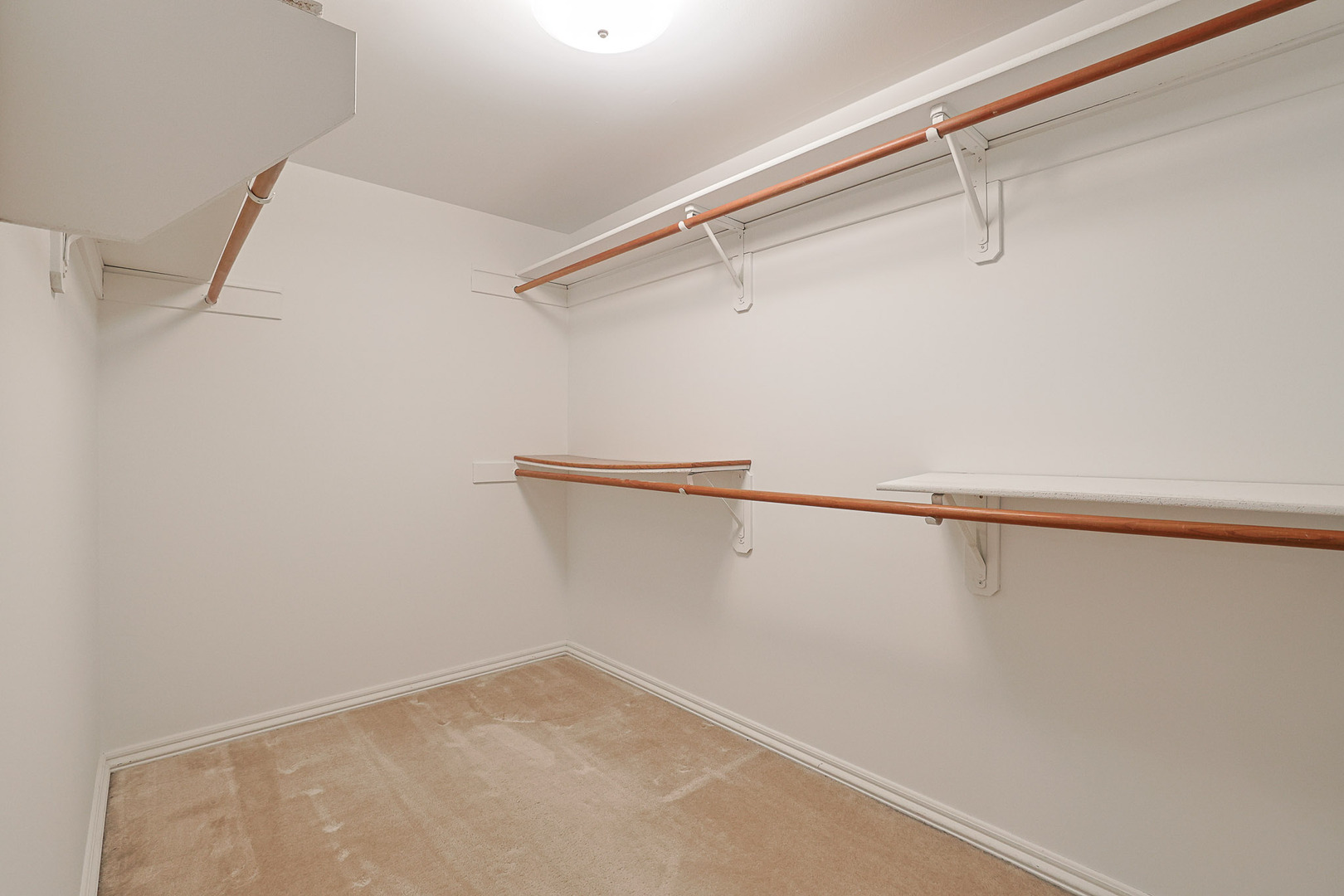 200 Red Top Drive #302, Libertyville, IL 60048