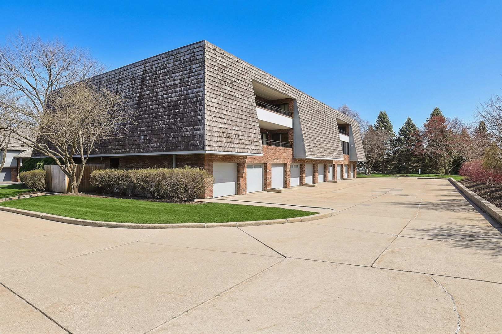 200 Red Top Drive #302, Libertyville, IL 60048