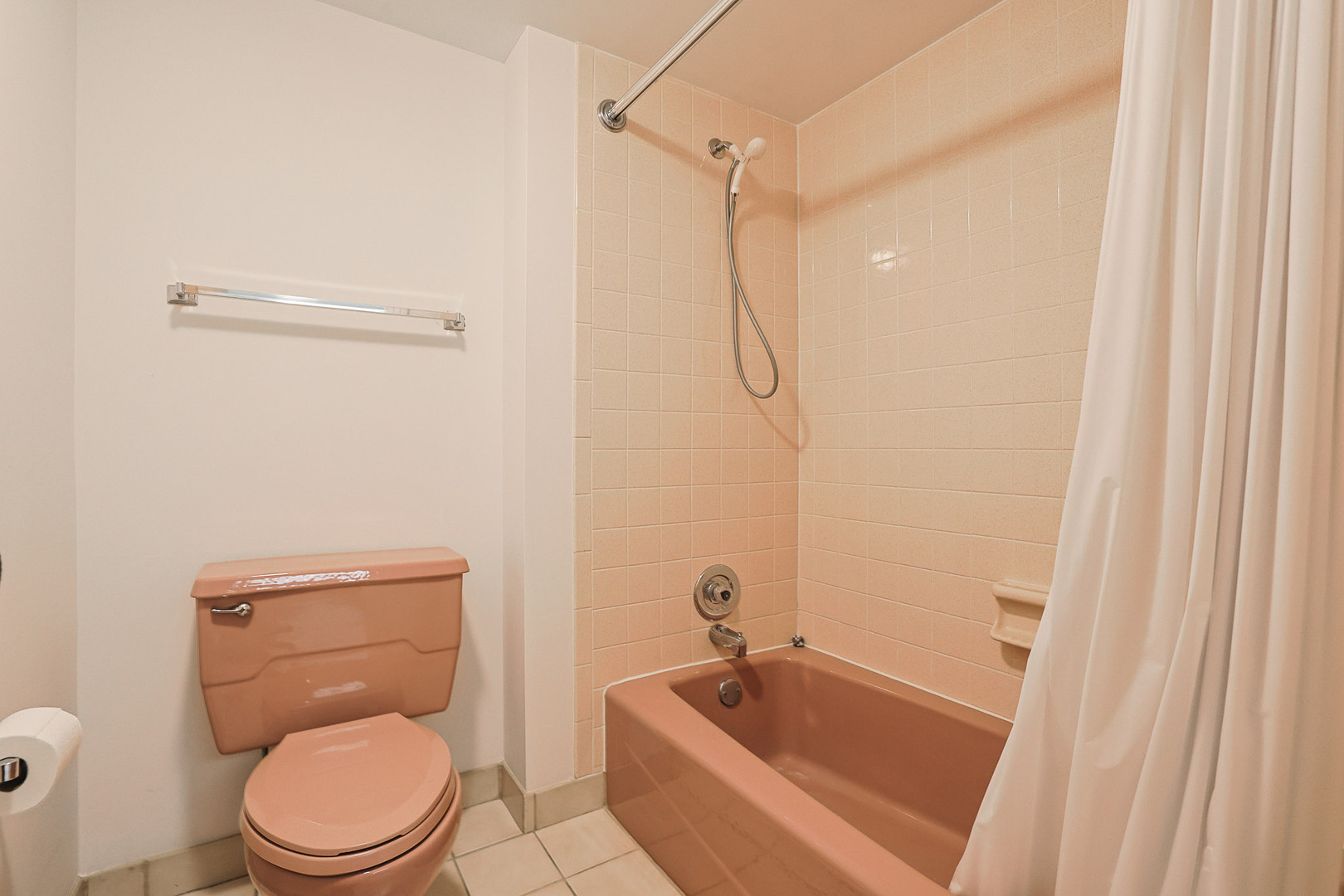 200 Red Top Drive #302, Libertyville, IL 60048