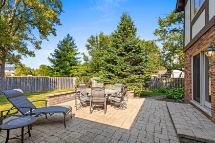 2S534 Danbury Drive, Glen Ellyn, IL 60137