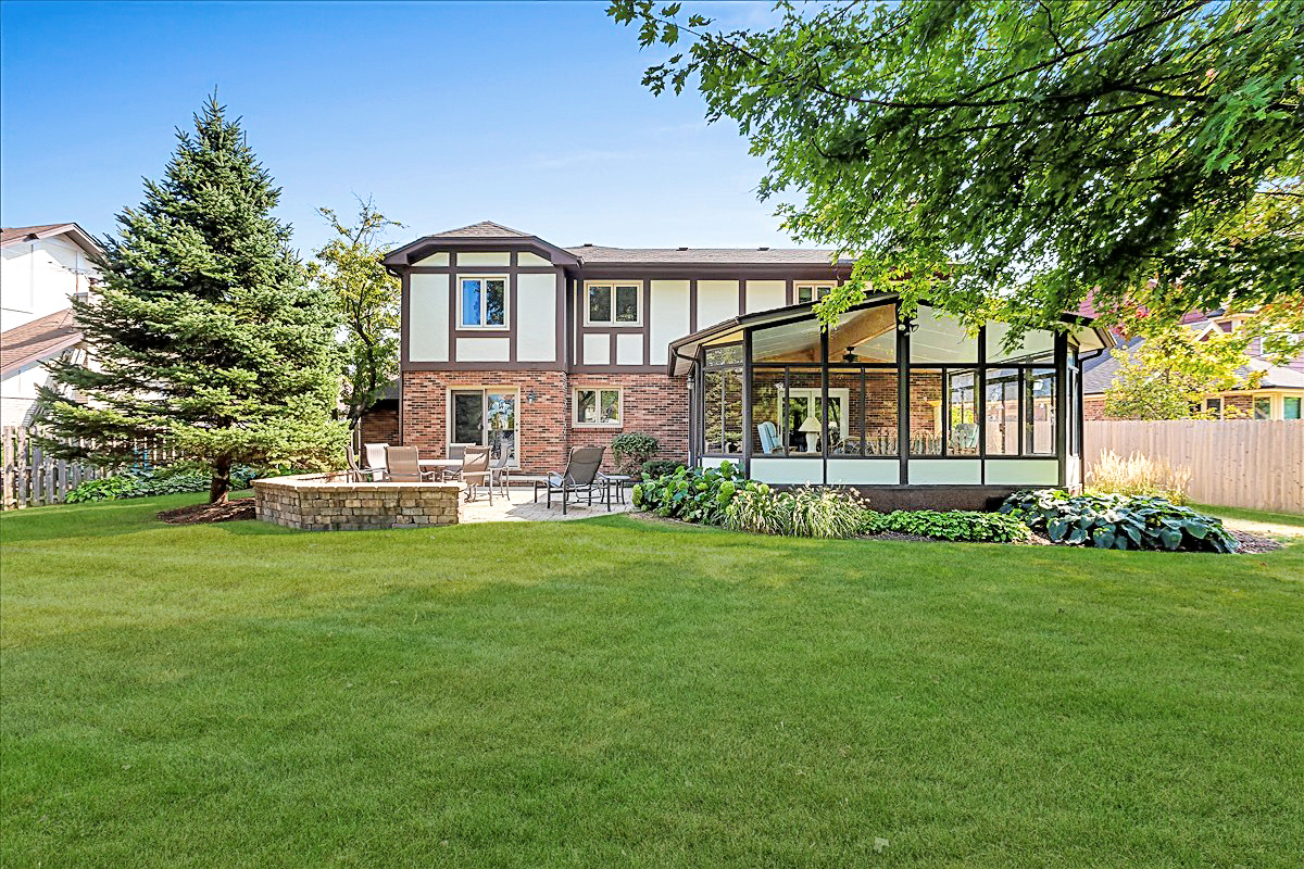 2S534 Danbury Drive, Glen Ellyn, IL 60137