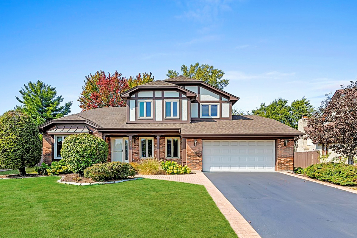 2S534 Danbury Drive, Glen Ellyn, IL 60137