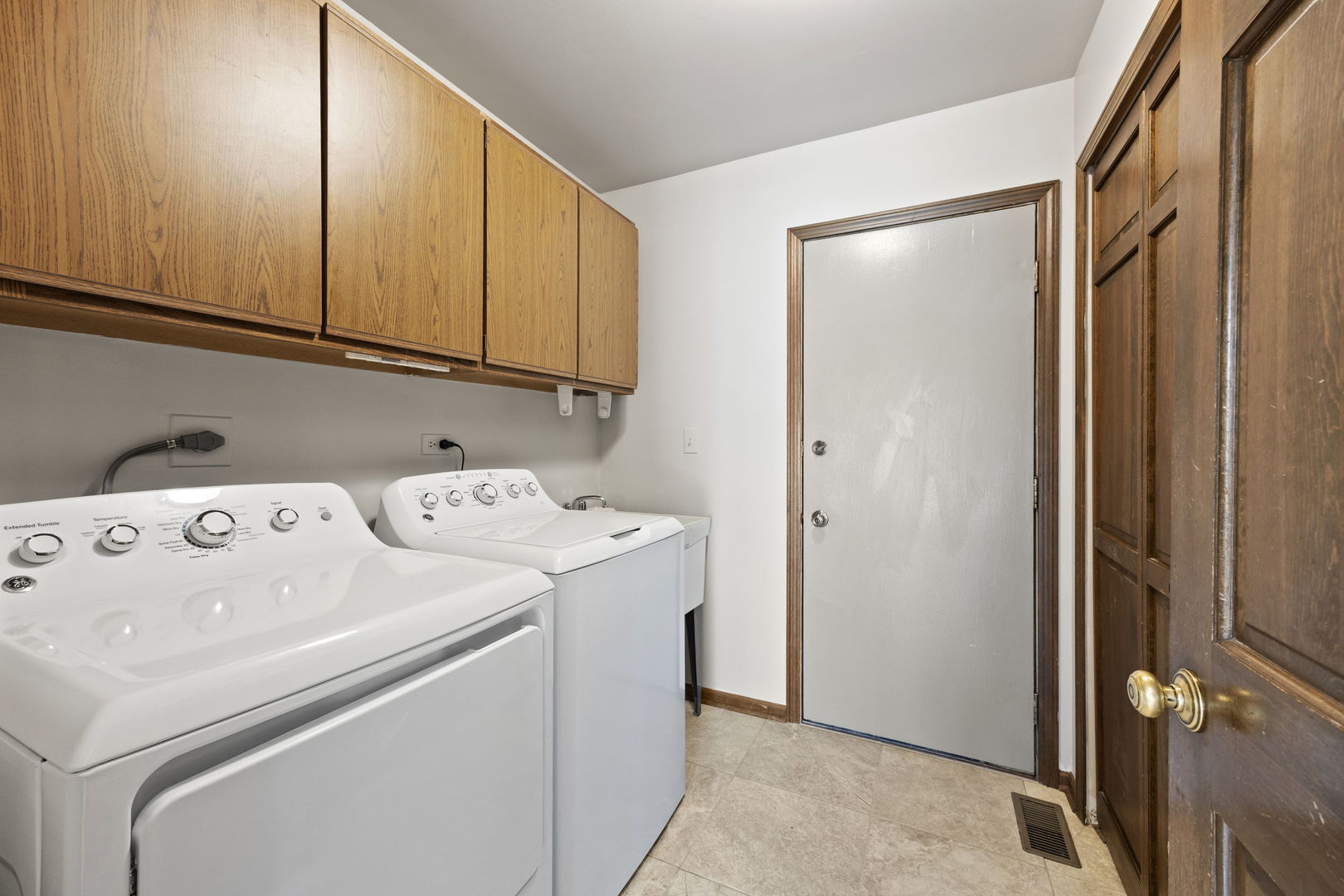 2S534 Danbury Drive, Glen Ellyn, IL 60137