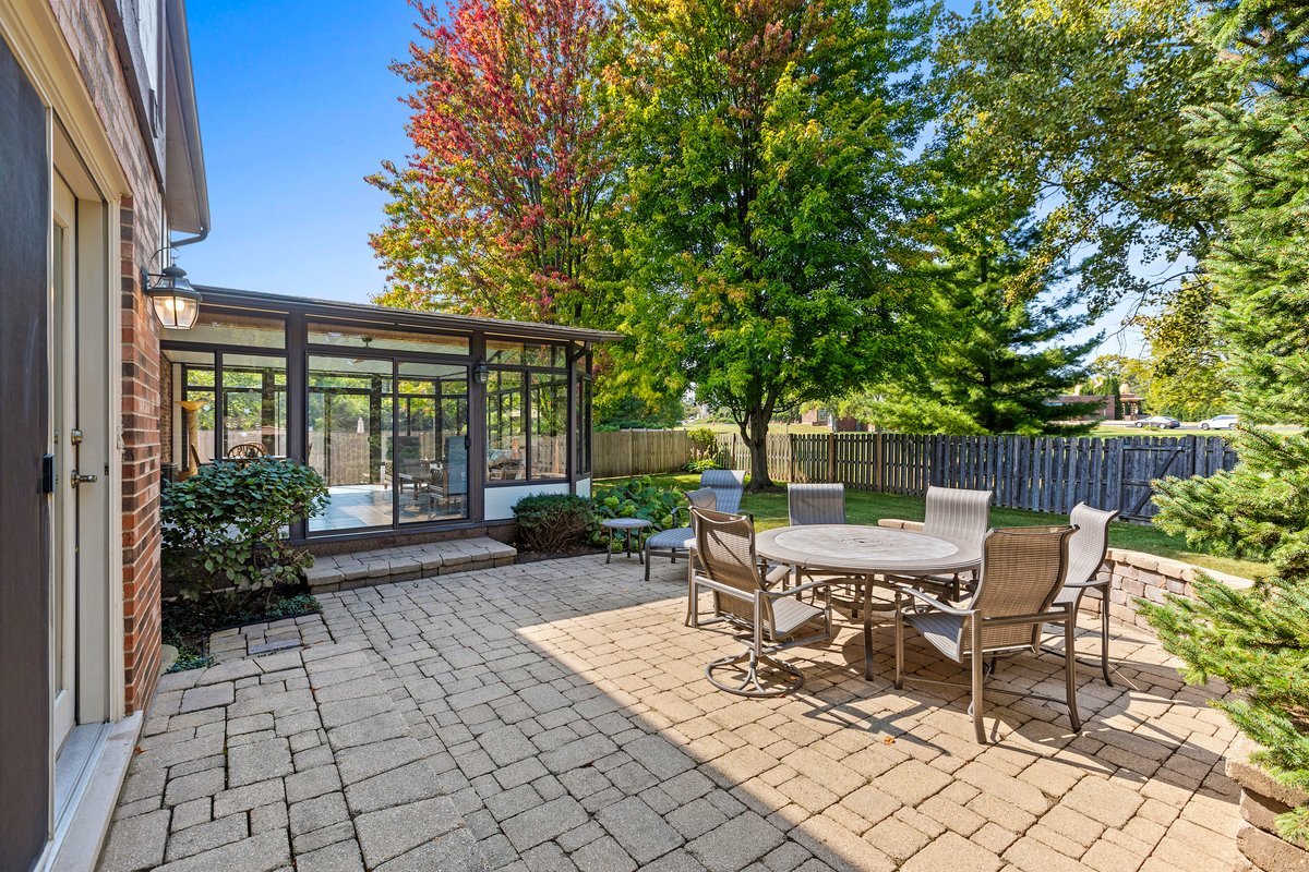 2S534 Danbury Drive, Glen Ellyn, IL 60137