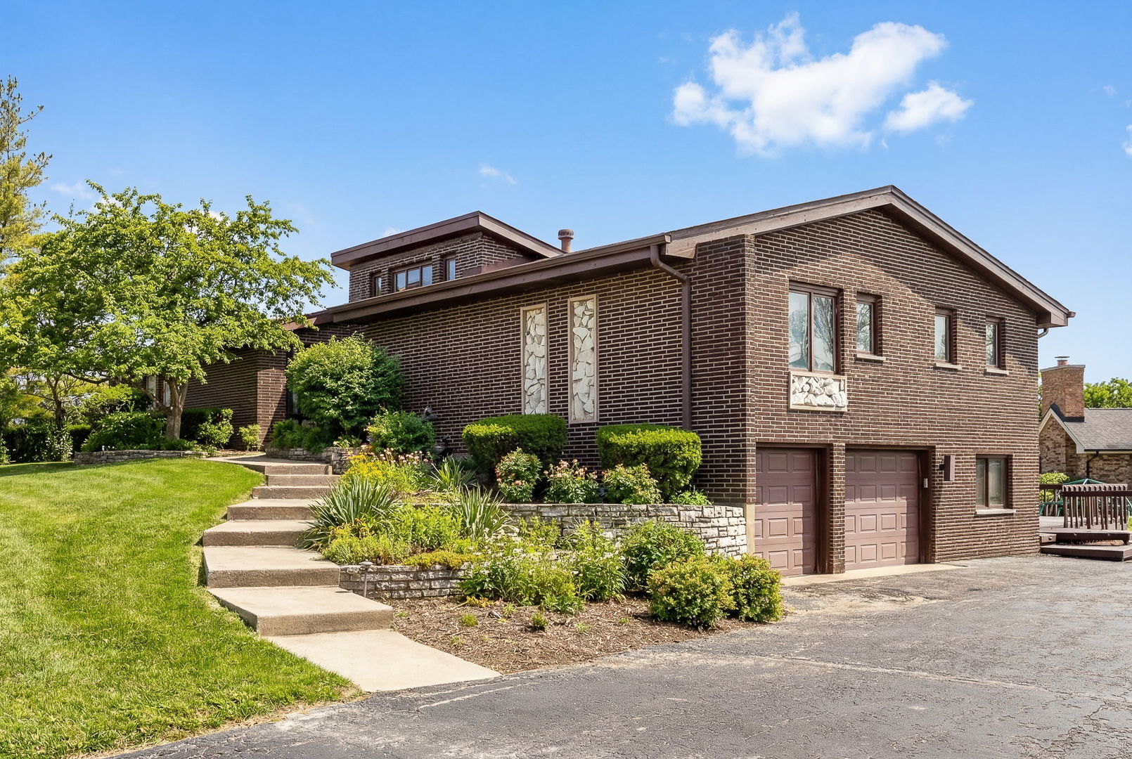 8405 Carriage Green Drive, Darien, IL 60561