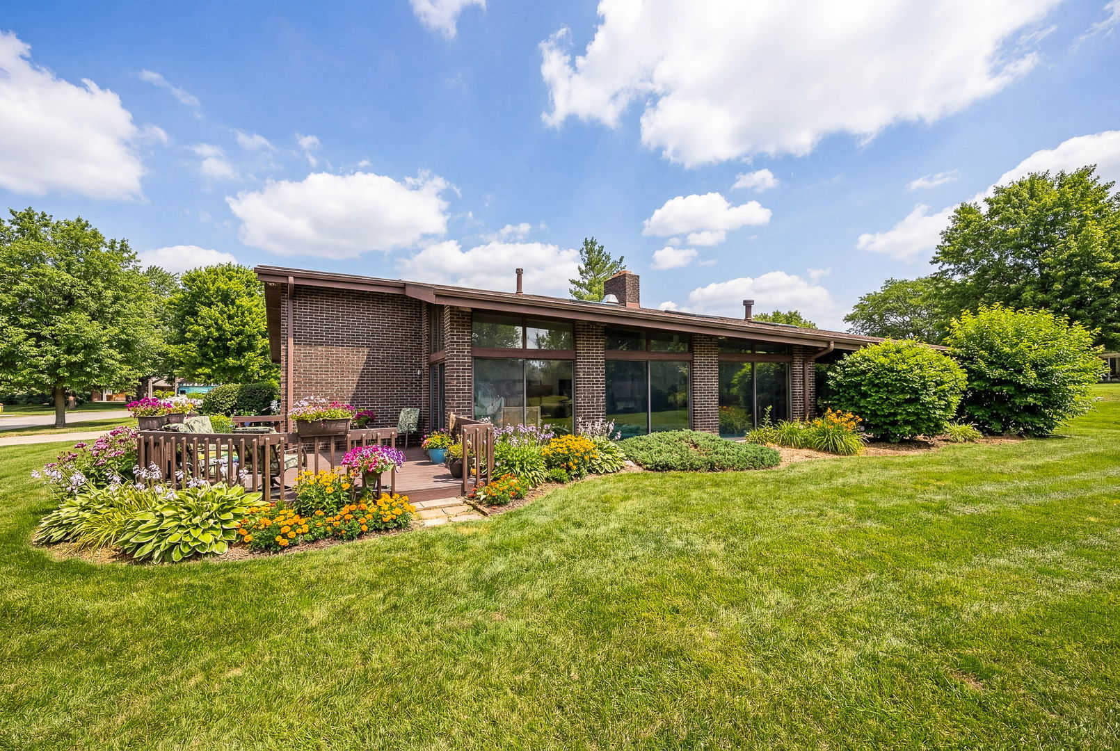 8405 Carriage Green Drive, Darien, IL 60561