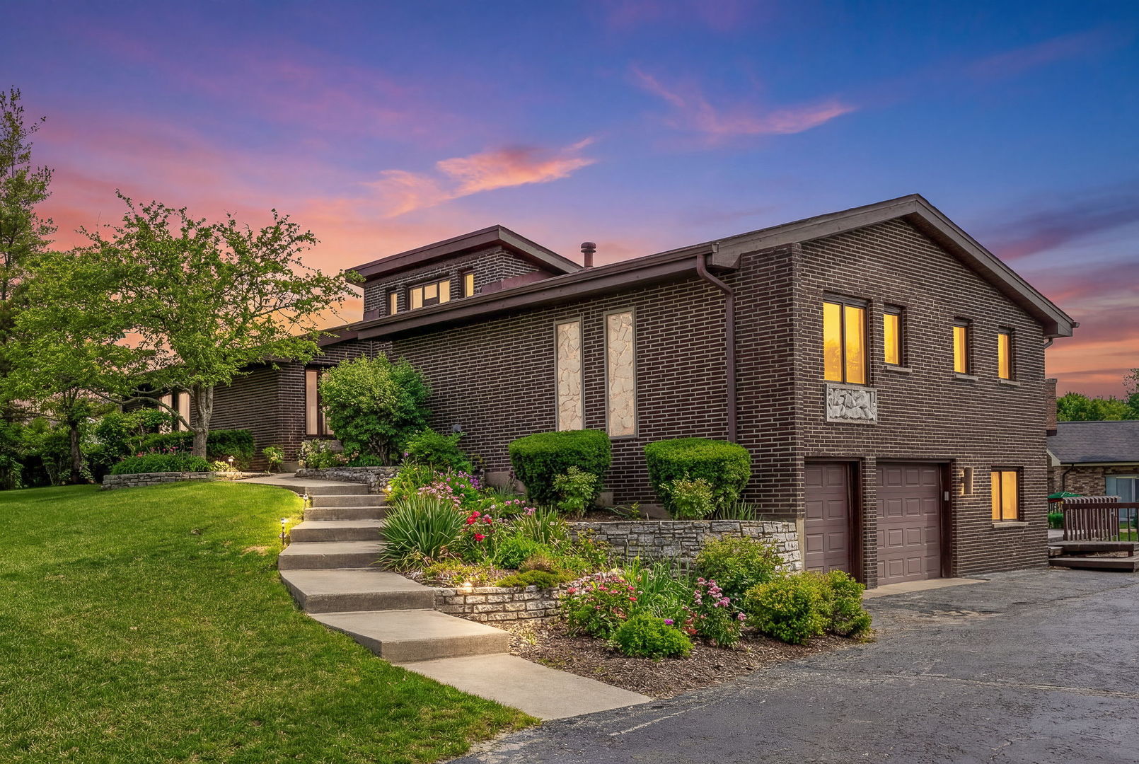 8405 Carriage Green Drive, Darien, IL 60561