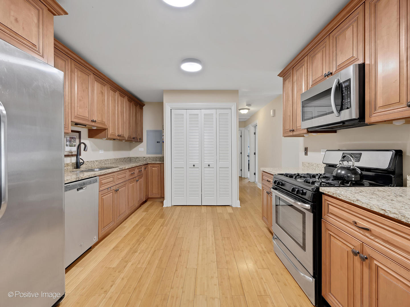 350 Shawnee Drive, Carol Stream, IL 60188