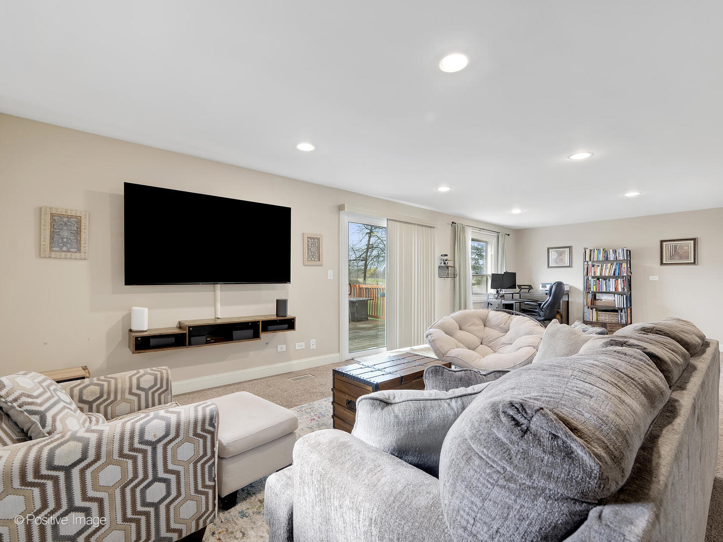 350 Shawnee Drive, Carol Stream, IL 60188