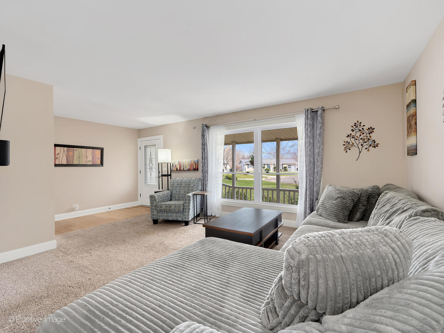 350 Shawnee Drive, Carol Stream, IL 60188