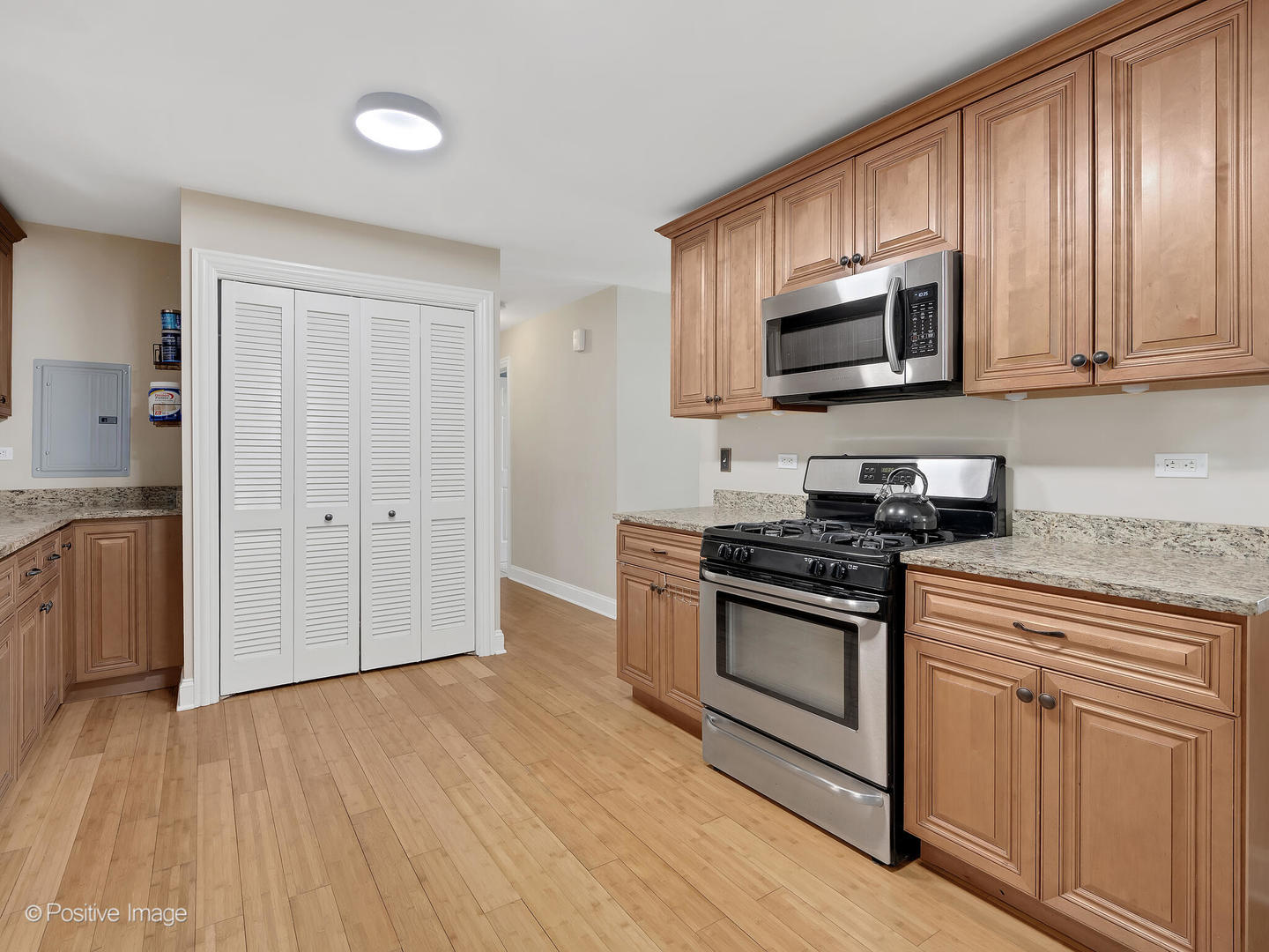 350 Shawnee Drive, Carol Stream, IL 60188