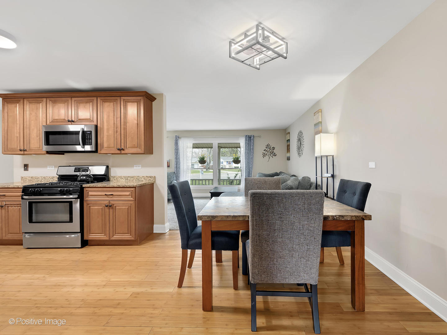 350 Shawnee Drive, Carol Stream, IL 60188