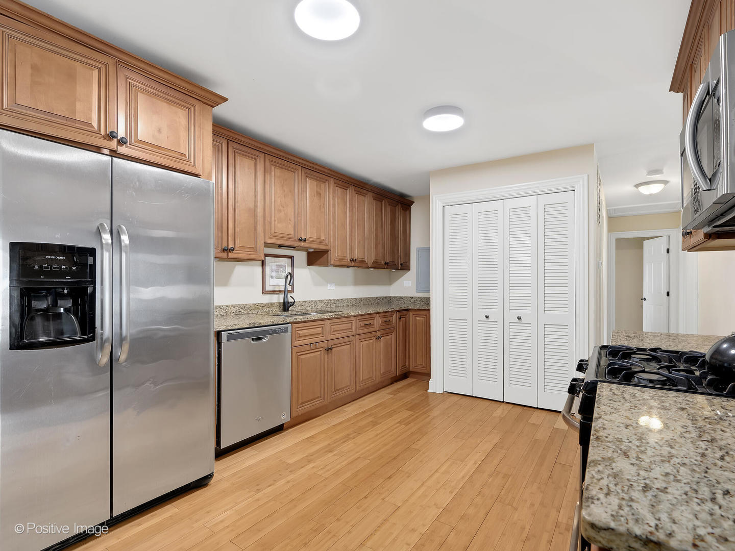 350 Shawnee Drive, Carol Stream, IL 60188