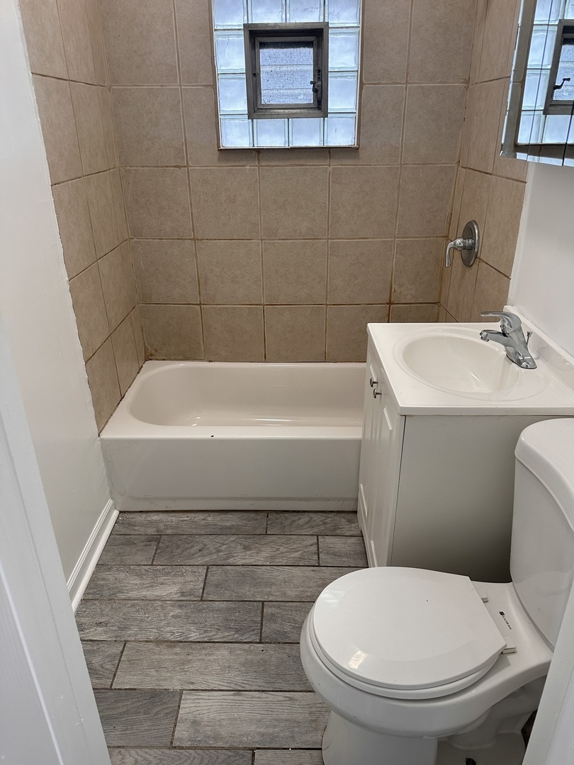 4942 S RACINE Avenue, Chicago, IL 60609