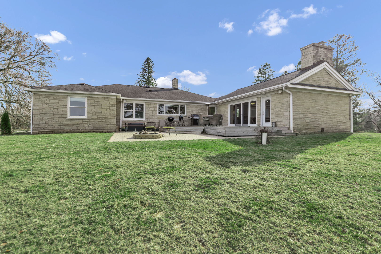 512 Bay Road, McHenry, IL 60051