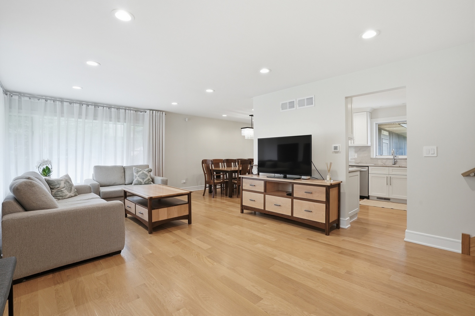 212 E Monterey Avenue, Schaumburg, IL 60193