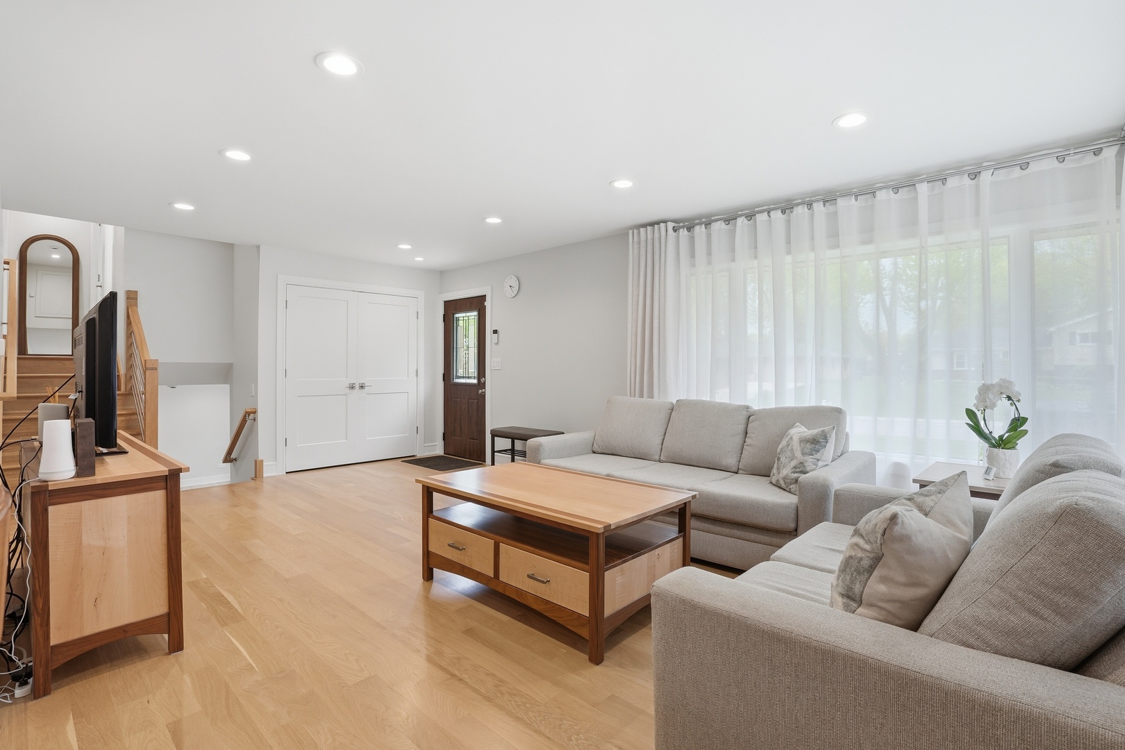 212 E Monterey Avenue, Schaumburg, IL 60193