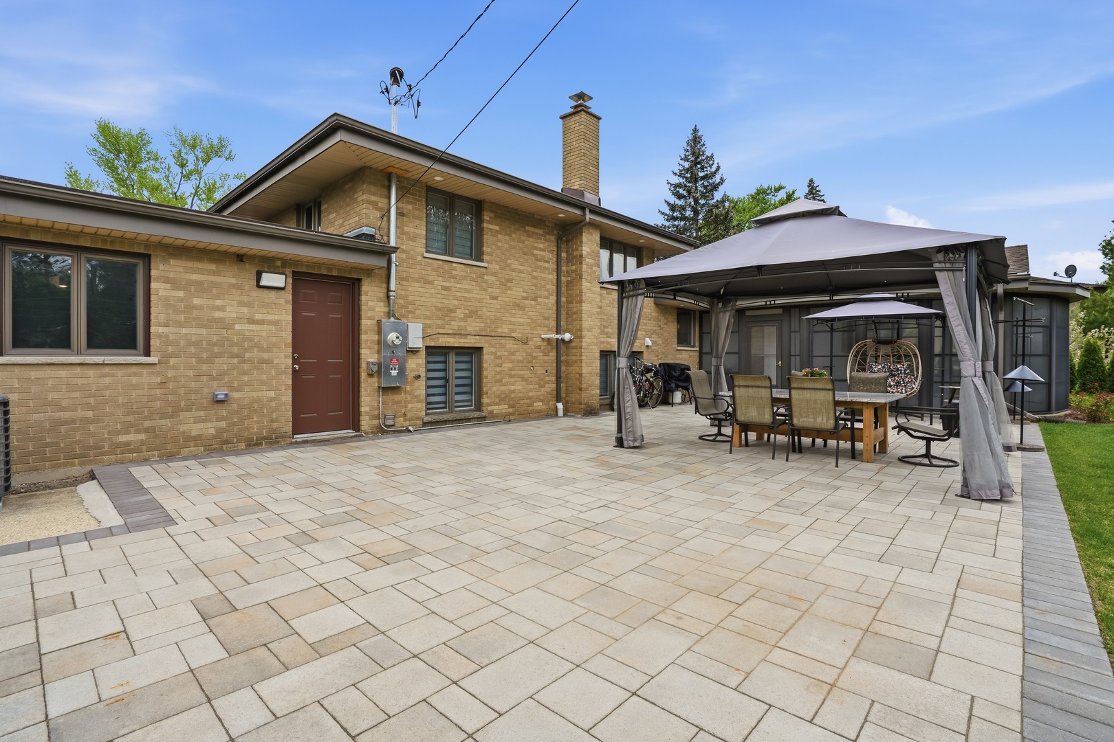 212 E Monterey Avenue, Schaumburg, IL 60193