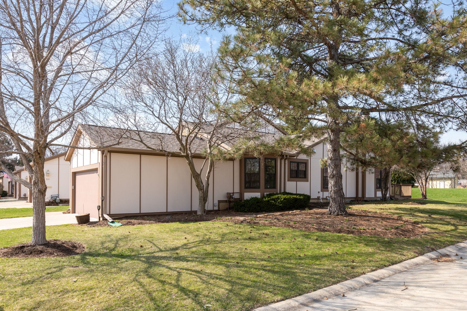 933 Wheaton Oaks Drive, Wheaton, IL 60187