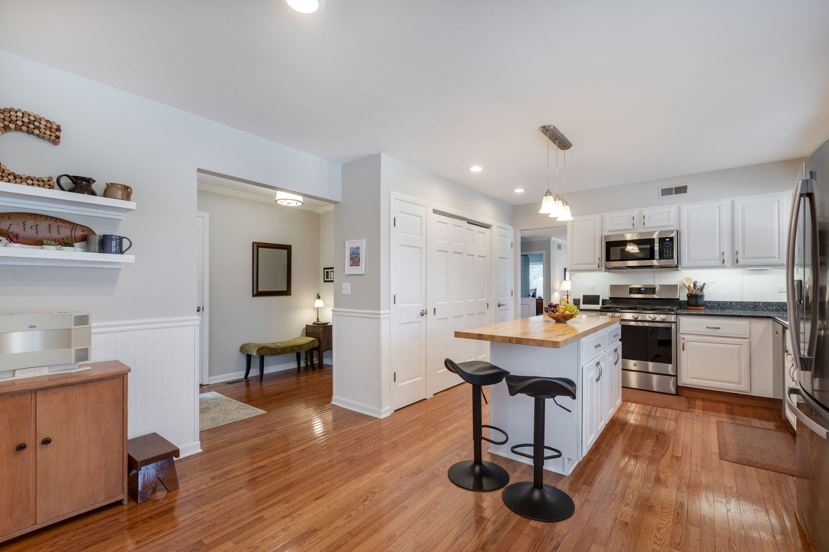 933 Wheaton Oaks Drive, Wheaton, IL 60187