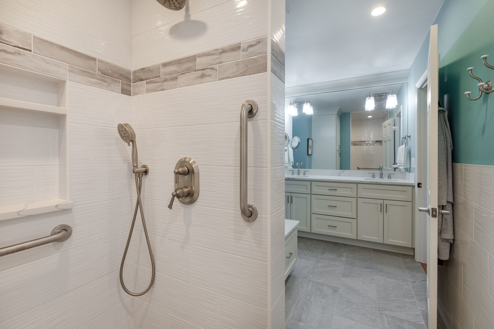 933 Wheaton Oaks Drive, Wheaton, IL 60187