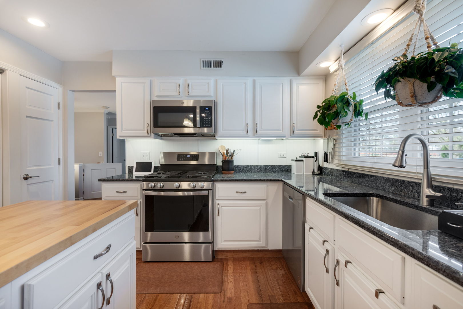 933 Wheaton Oaks Drive, Wheaton, IL 60187