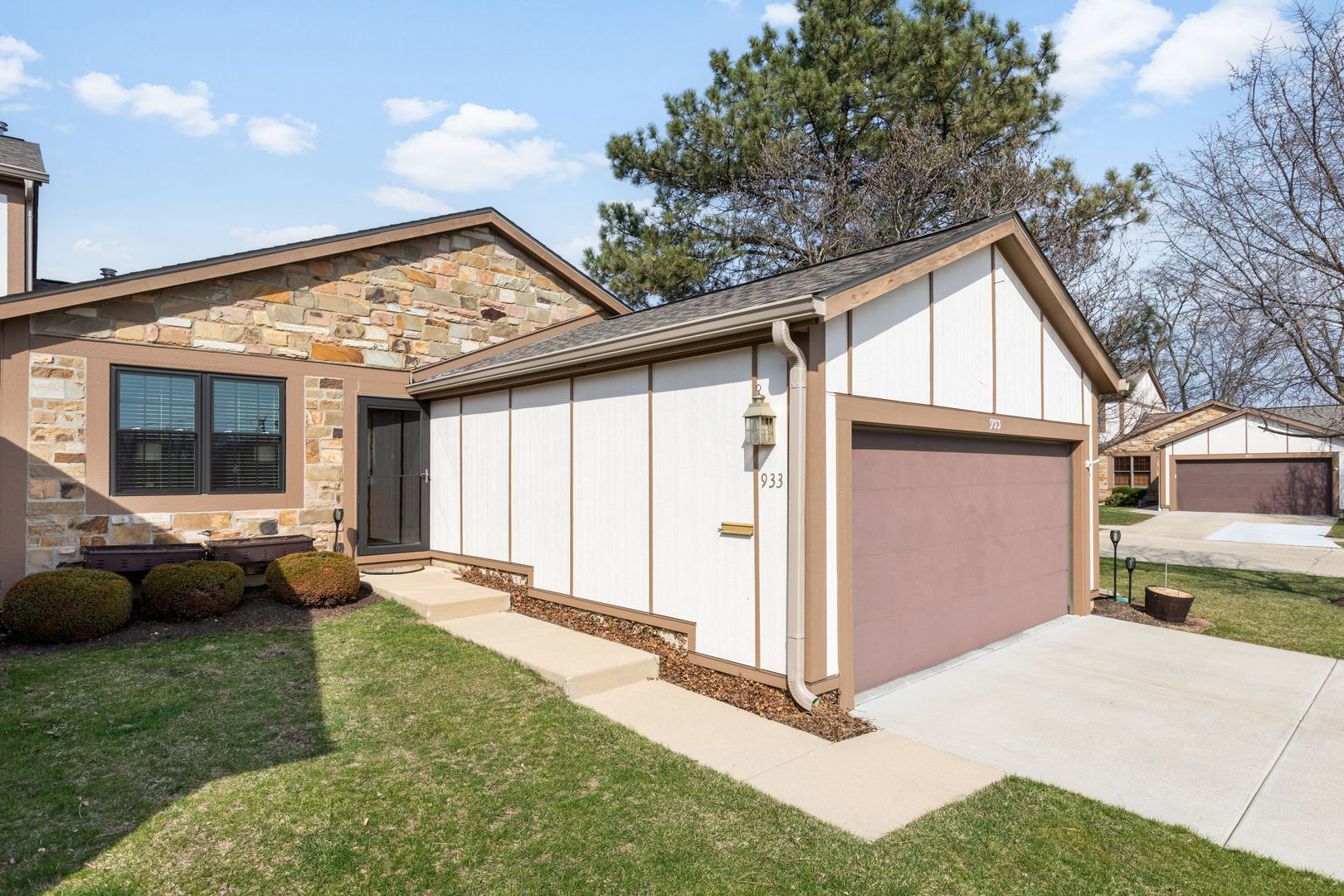 933 Wheaton Oaks Drive, Wheaton, IL 60187