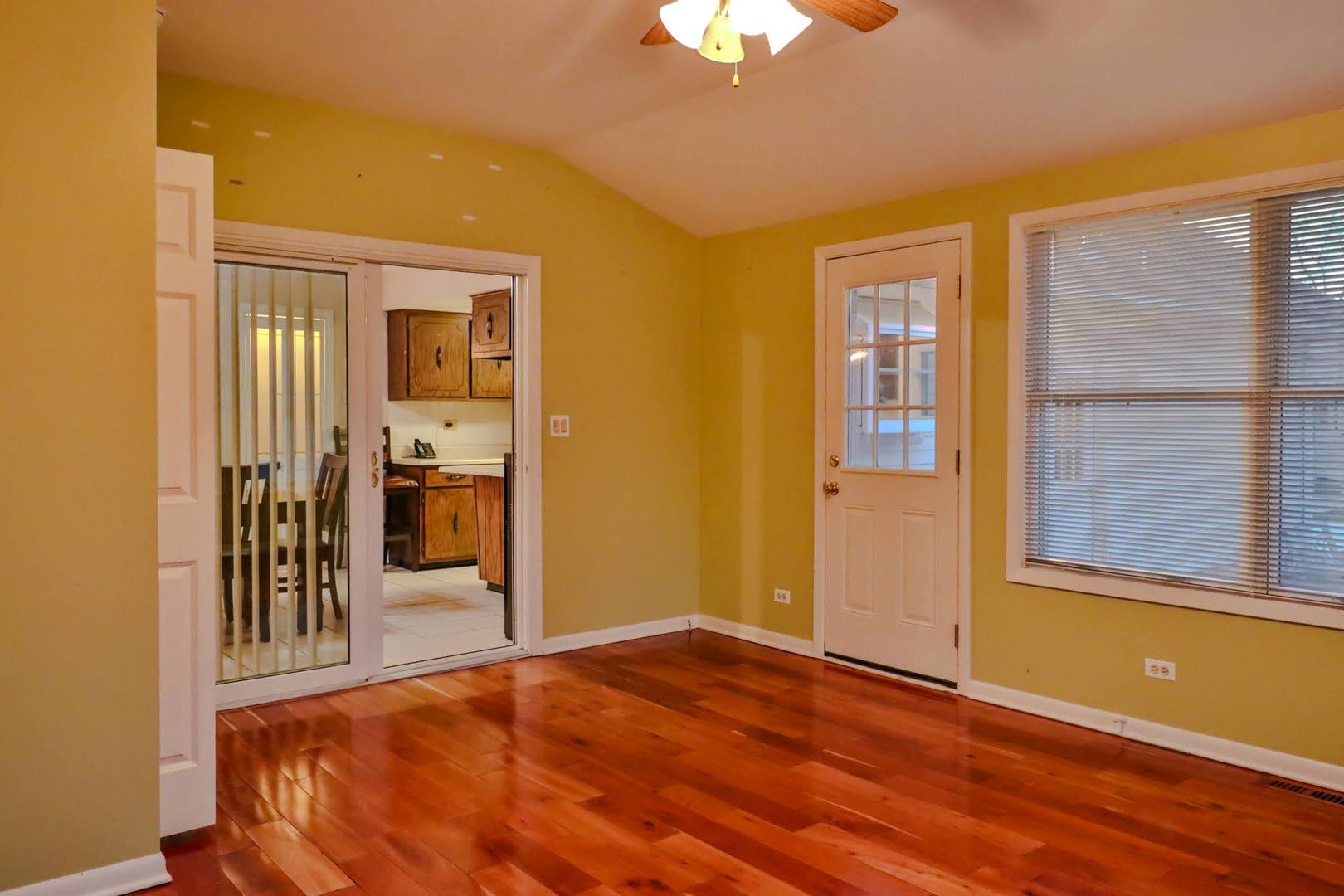 7N240 West End Road, Roselle, IL 60172