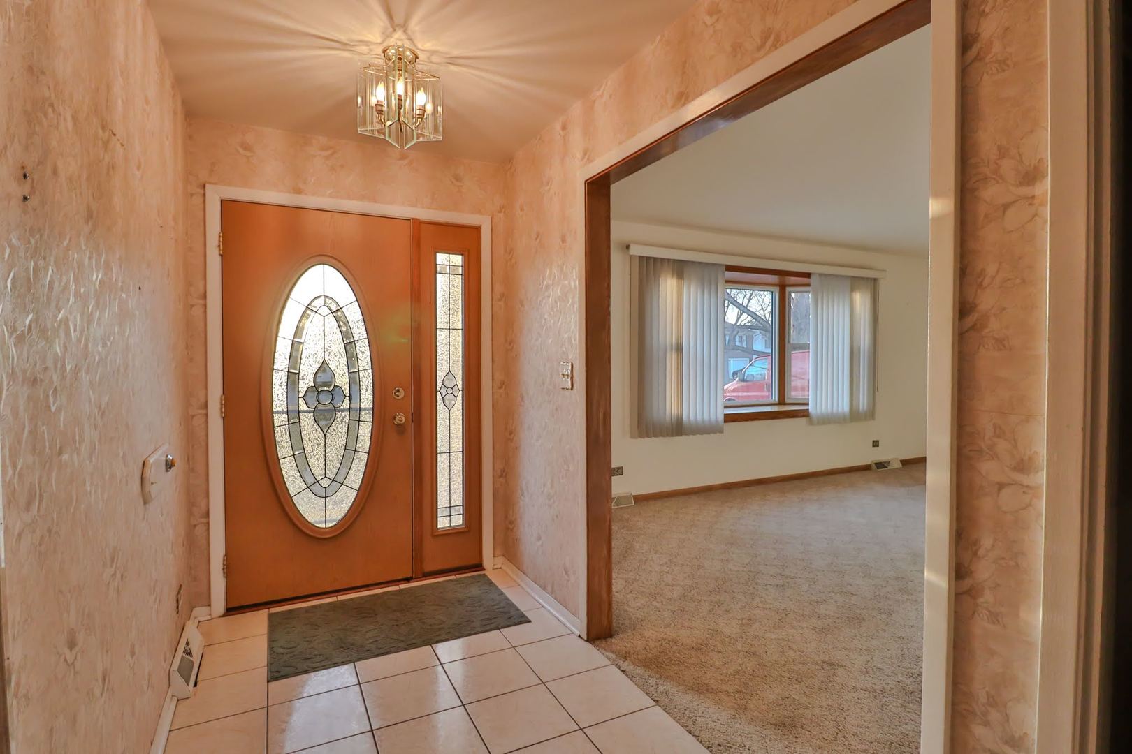 7N240 West End Road, Roselle, IL 60172