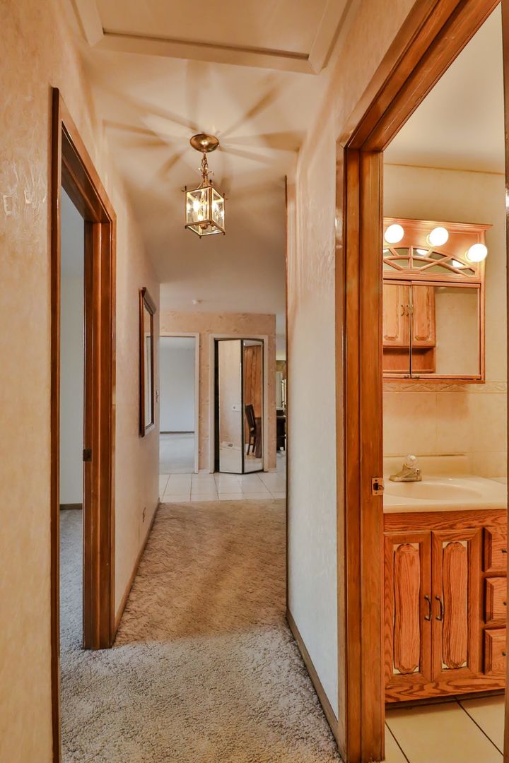 7N240 West End Road, Roselle, IL 60172