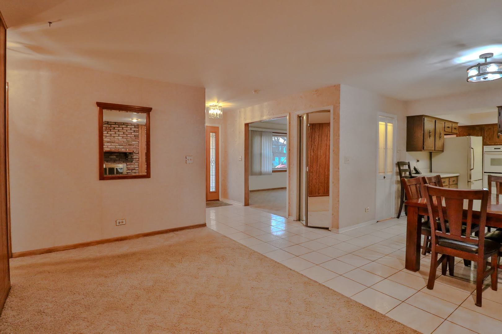 7N240 West End Road, Roselle, IL 60172